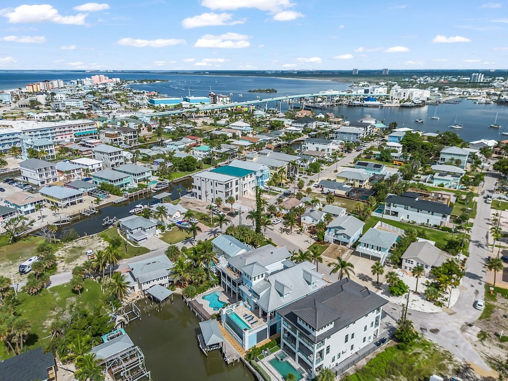 571 Seabatical: Canal Front With Pool! 5 Bedroom Home