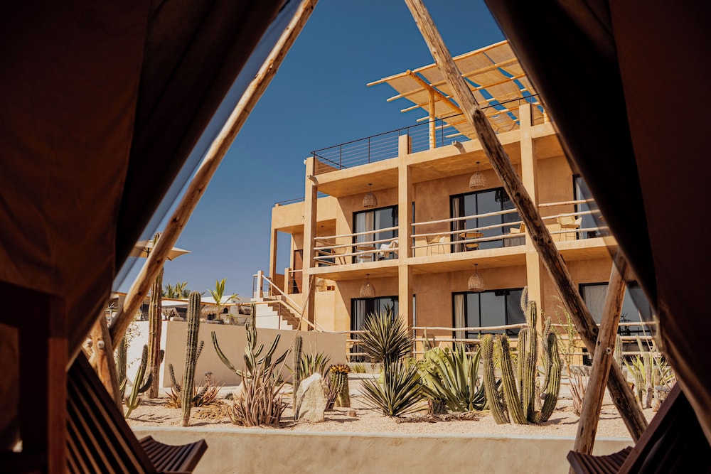 Hotel Baja Temple - Image 1