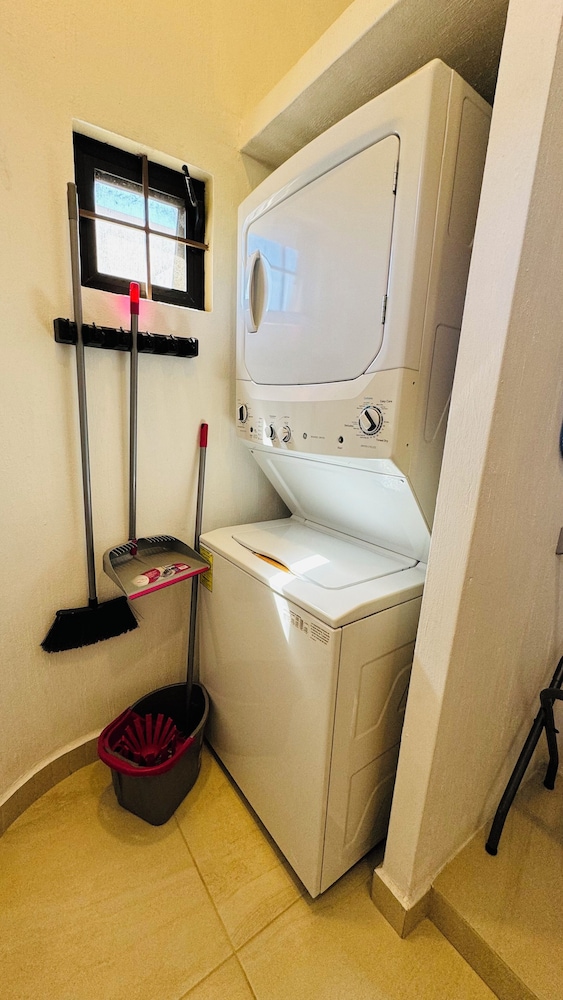 Modern 1 Bedroom Guesthouse - Free Bikes - Huge Patio - Gym - Pickleball Court