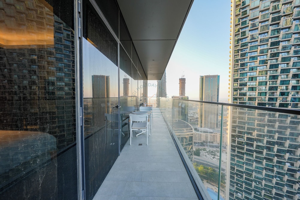 Skyline Bliss- Luxury Burj Khalifa Views