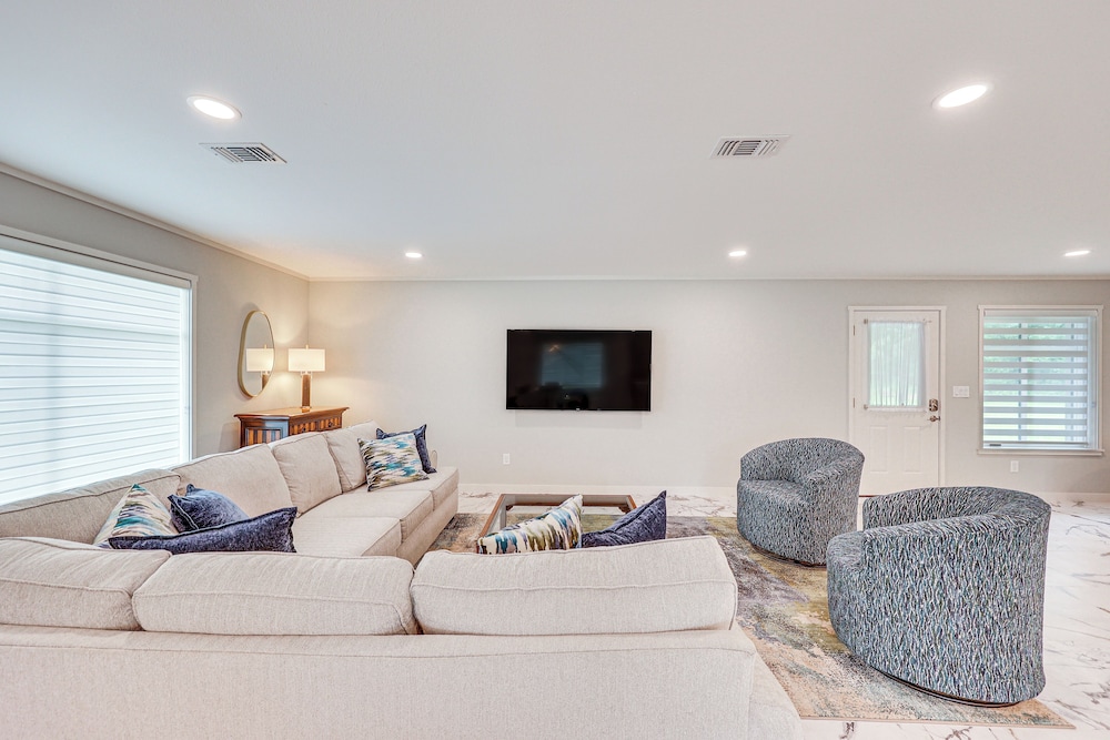 < 1 Mi to Sau: Newly Renovated Home w/ Yard!