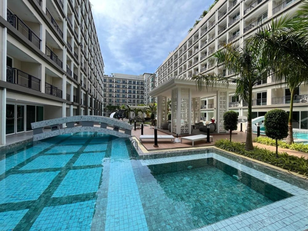Sunny GSR - Dusit Grand Park 2