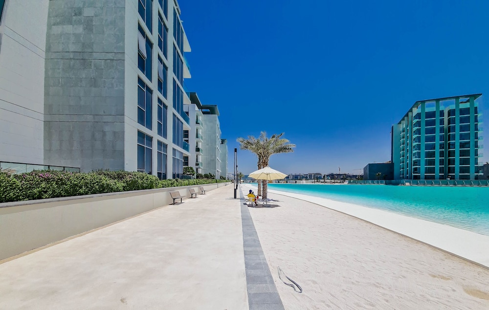 Stylish Waterfront 1 BR w pvt beach near Downtown