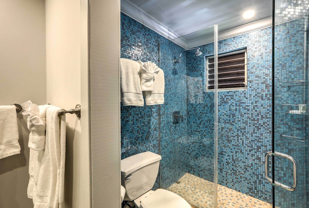 Walk to Beach: St Thomas Condo w/ Balconies