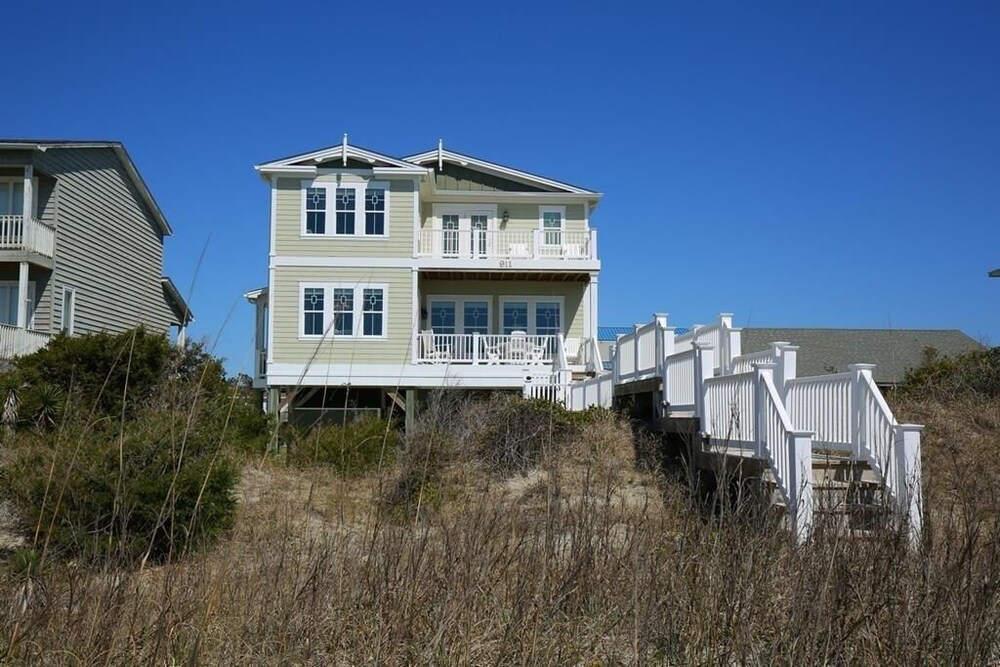 R & R By The Sea 4 Bedroom Home by RedAwning