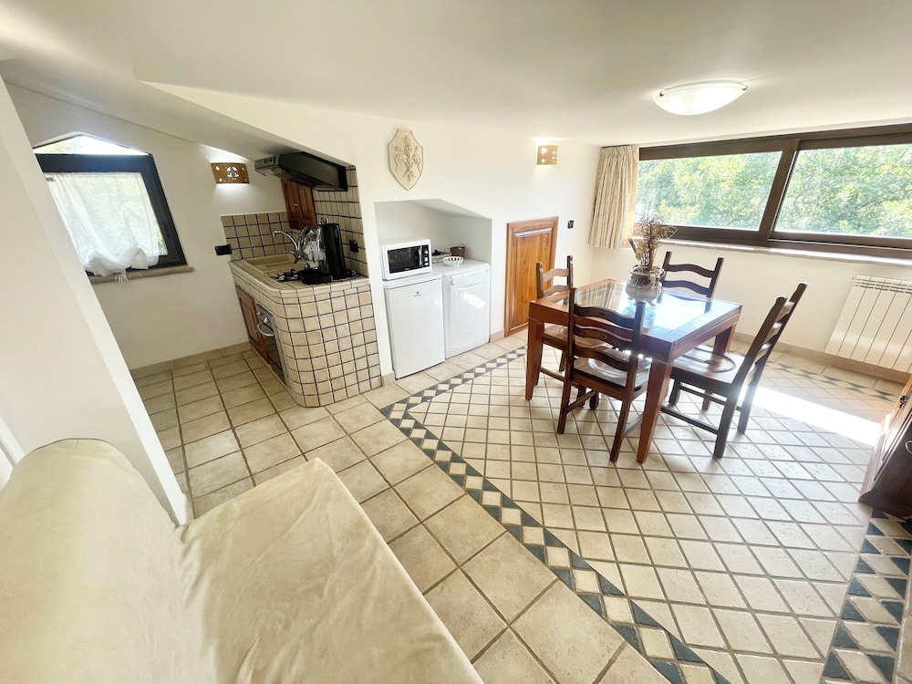 Charming Villa in Umbria - Sleeps 16 - Lake View - Pool, Jacuzzi and Events Room