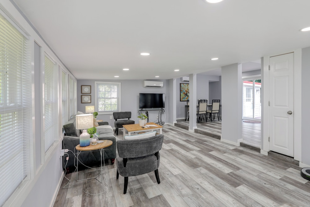 12 Mi to Dtwn Lewes & Beach: Delaware Home w/ Deck
