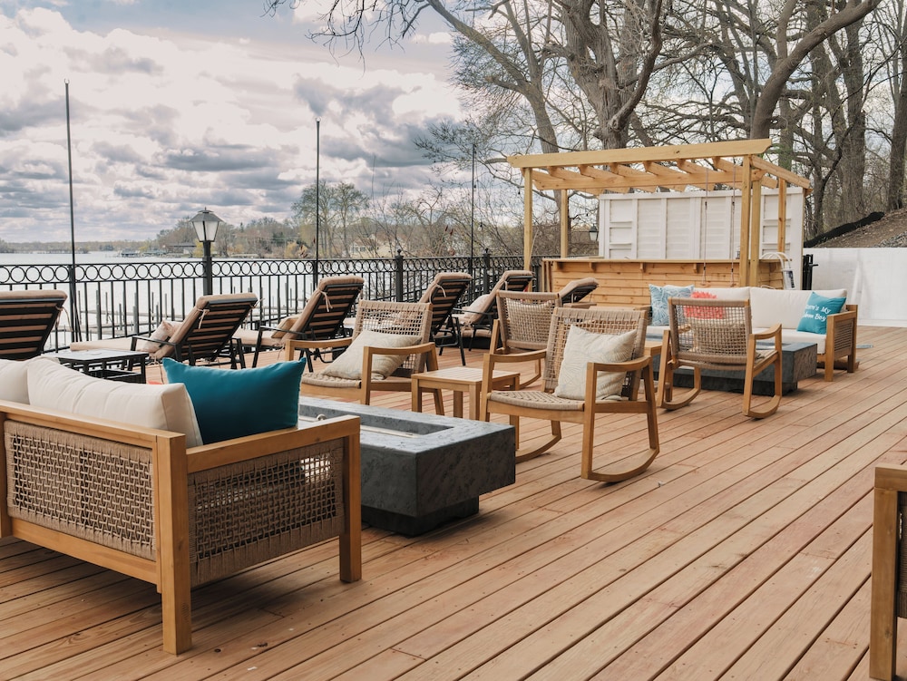 The Shoreline Hotel