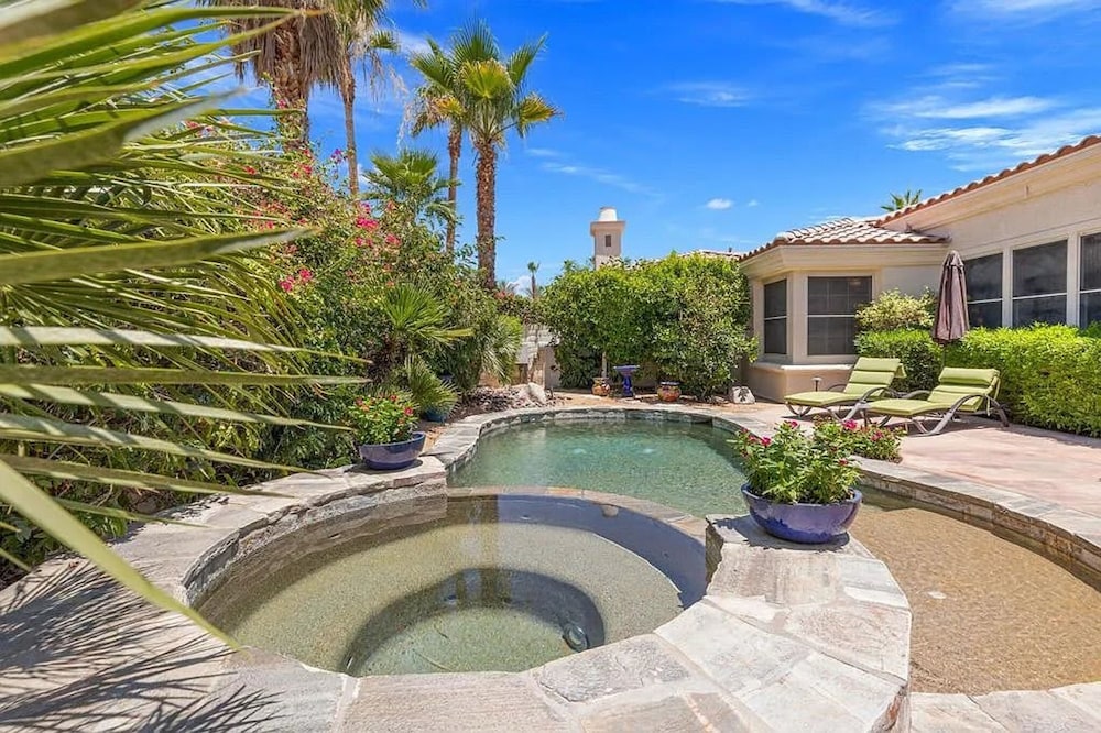 Stylish 2BR w Spa Patio