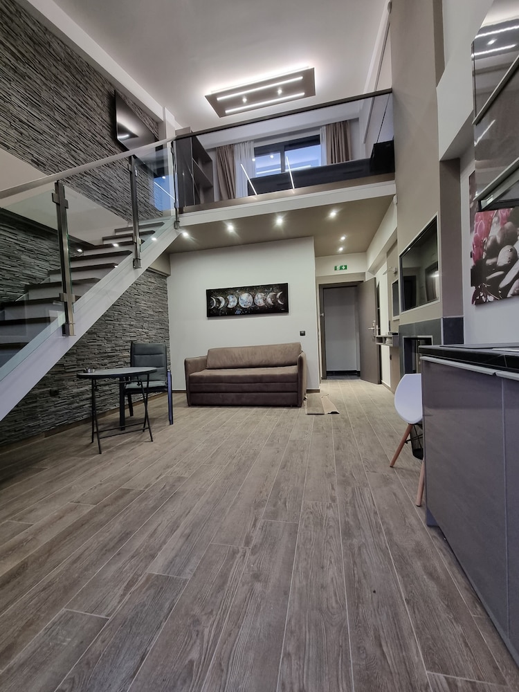 LUXSUITES