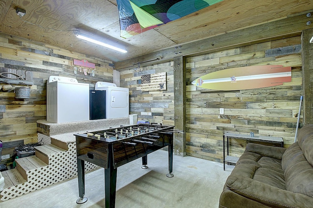 Spacious & Pet Friendly + Game Room Sleeps 10 view 2