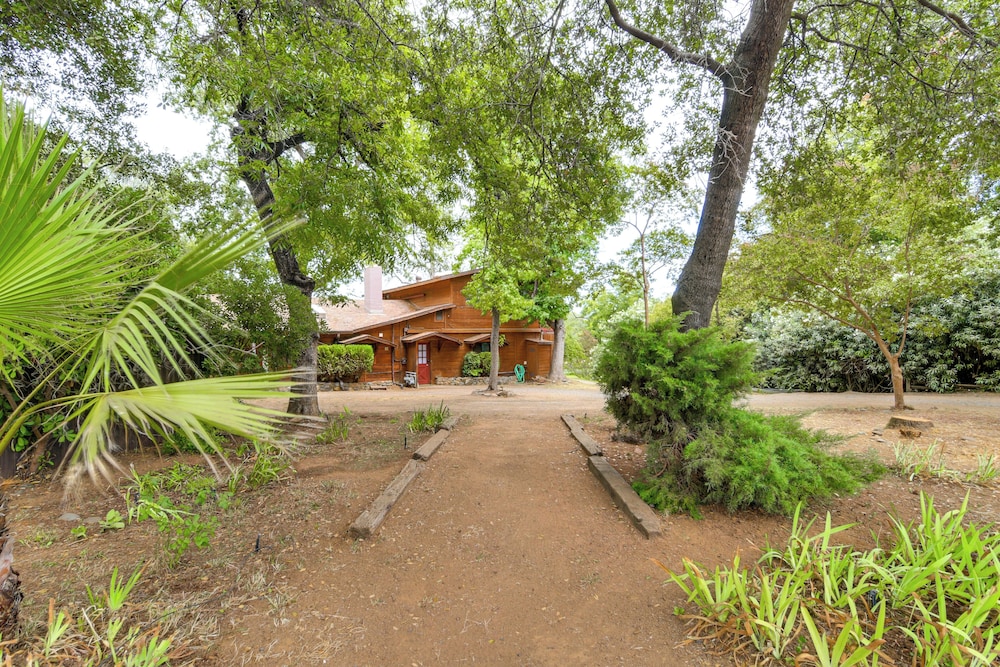 5 Mi to Lake Oroville: Huge Riverfront Home!