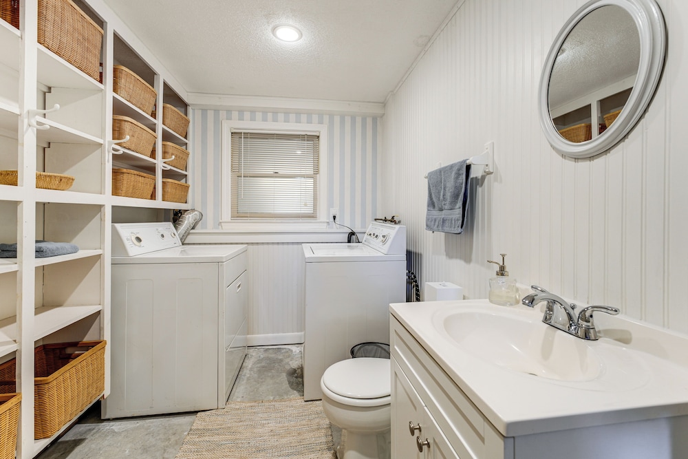 1 Mi to Maine Street! Mcm-style Home in Brunswick