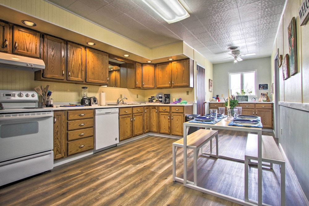 Charming Choteau Apartment: Central Location! view 3
