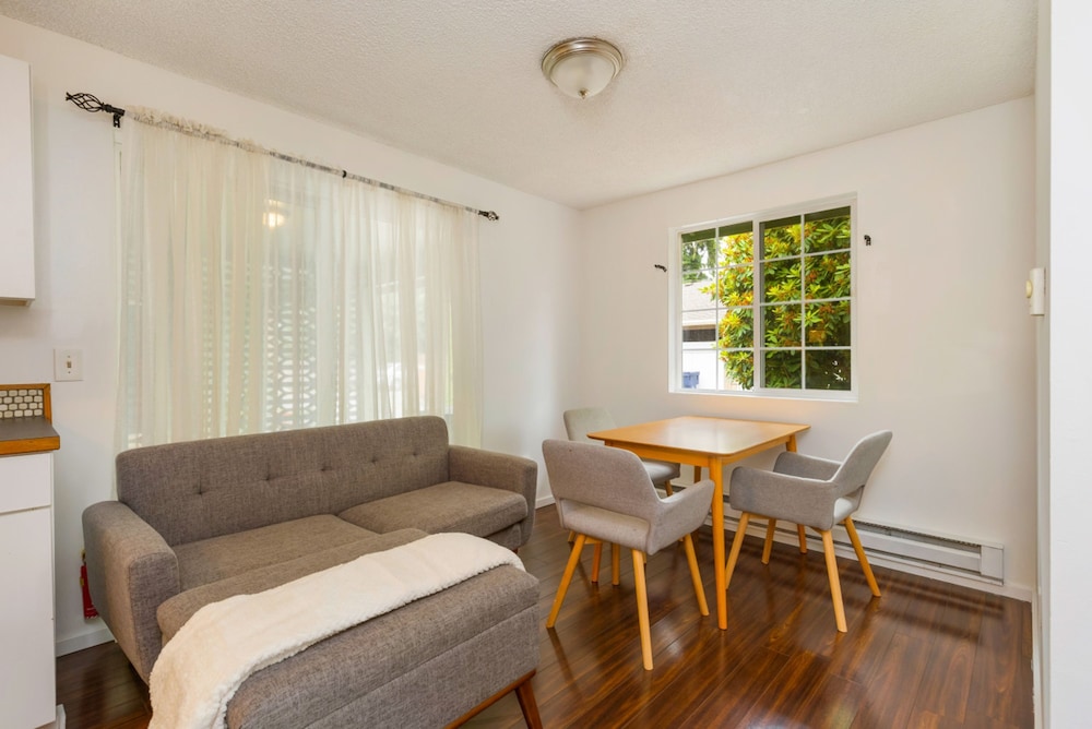 Bright 2BR Lynnwood Retreat