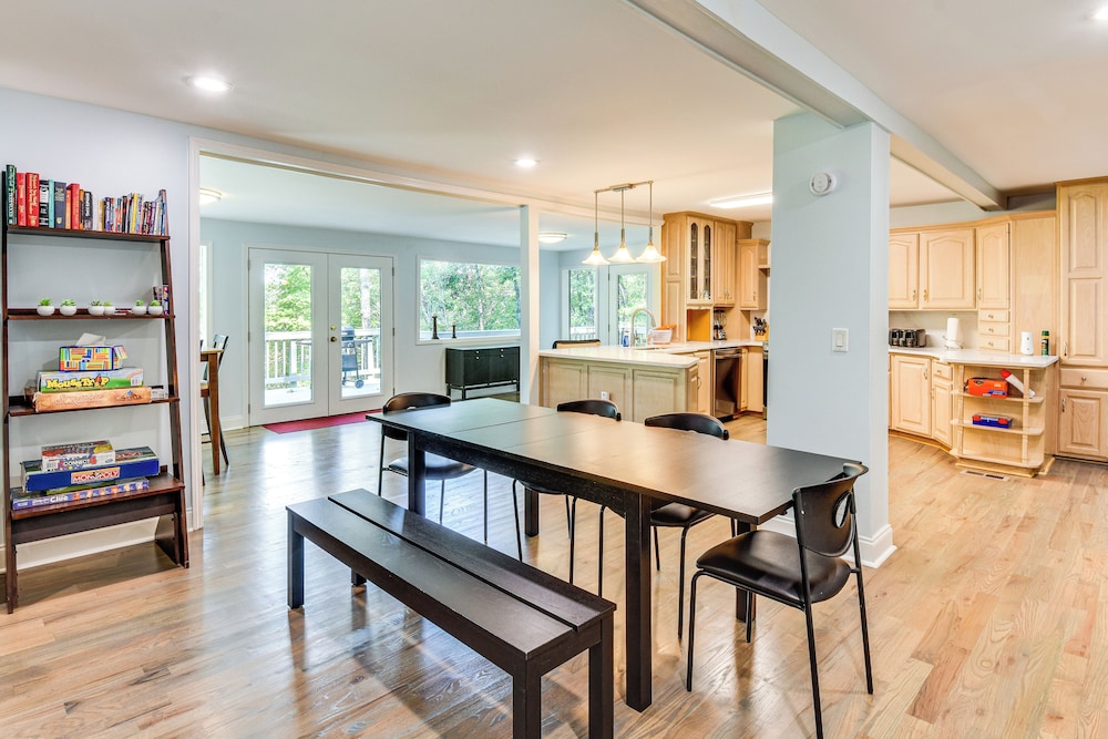 Woodsy Retreat w/ Deck & Views in Dahlonega!