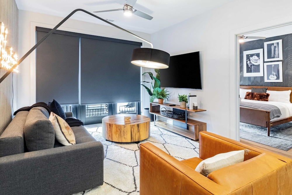 Sleeps 24 4 Modern Midtown Apartments w/ Gym + Pool Walkable to Shops & Eats