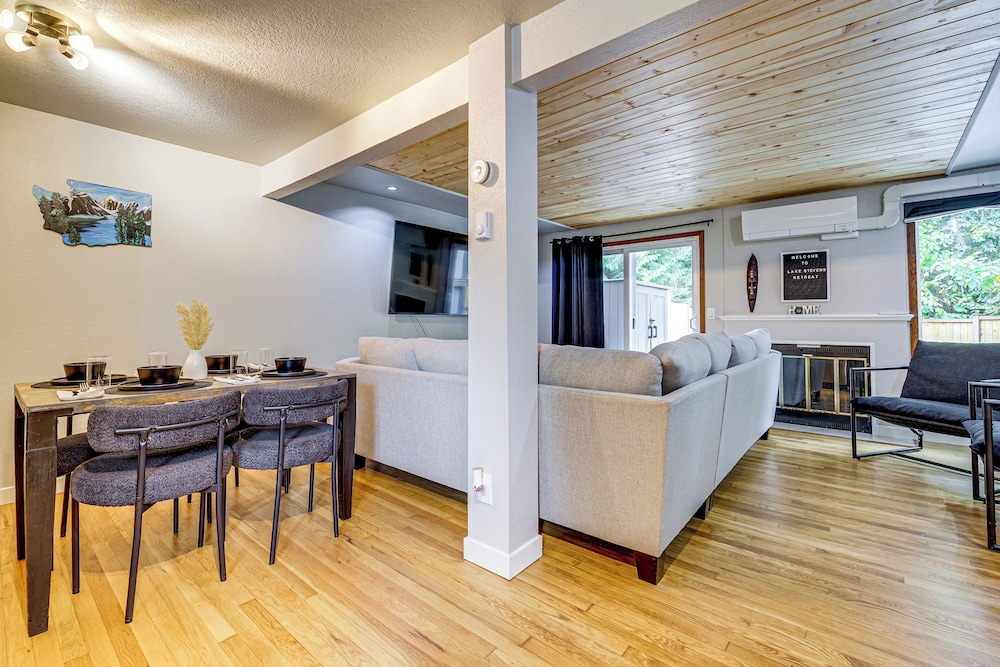 Walk to Lake Stevens: Duplex w/ Fire Pit!