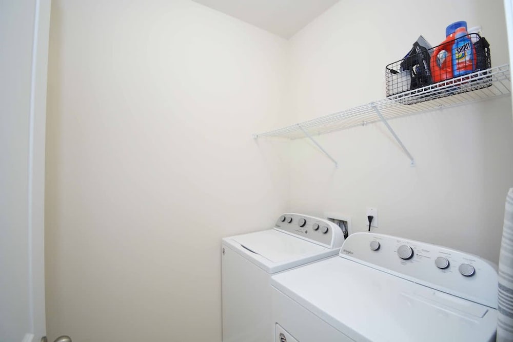 Getaway on Mclernon - Top Notch Mid Term Stay