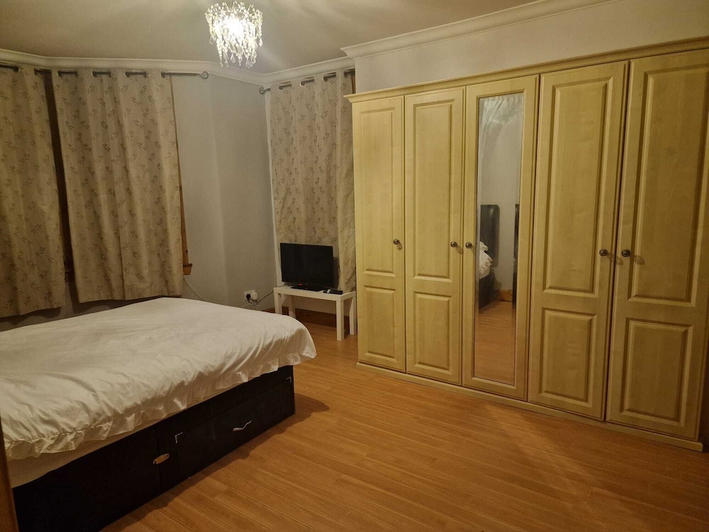 Nice House in a Quite Neighbourhood Close to Parks and a Short Drive to Town