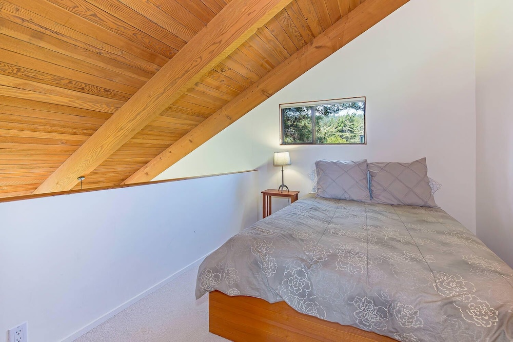 Grateful Getaway Fireplace and Scenic Views view 4