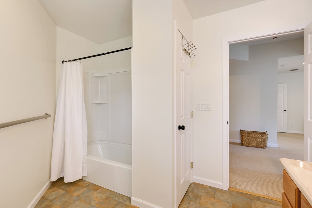 4 Mi to Beach & Lake: Spacious Home in Chestertown