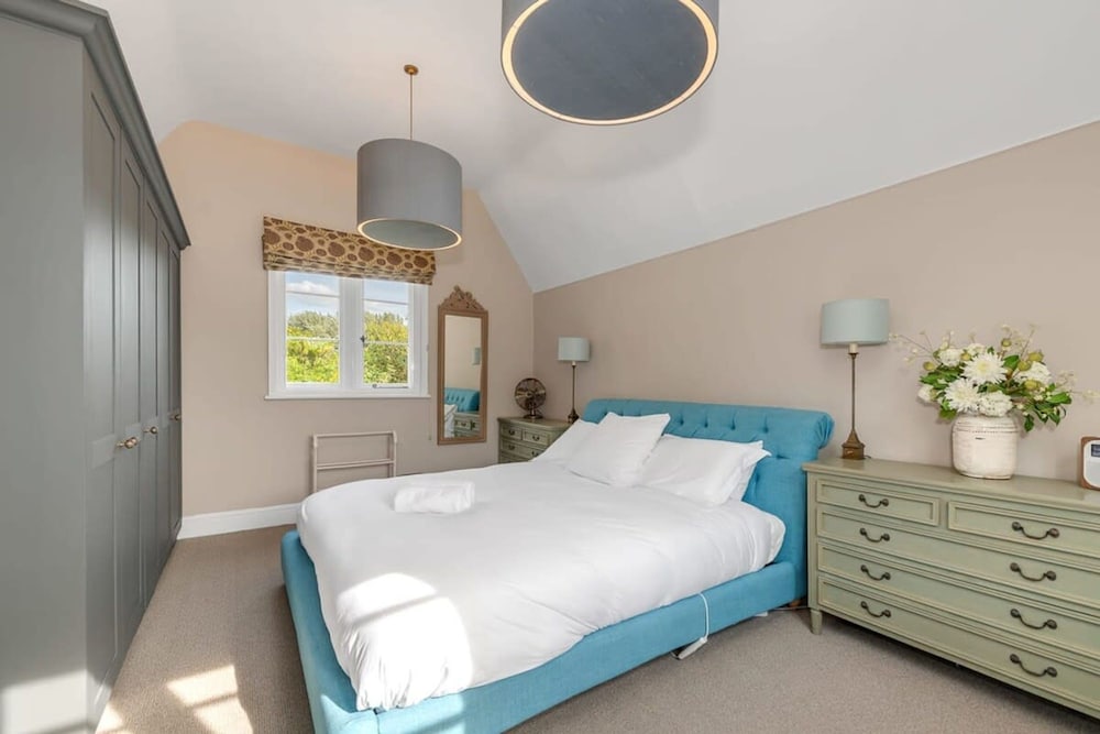 Luxury Home With Large Garden - The School House view 4