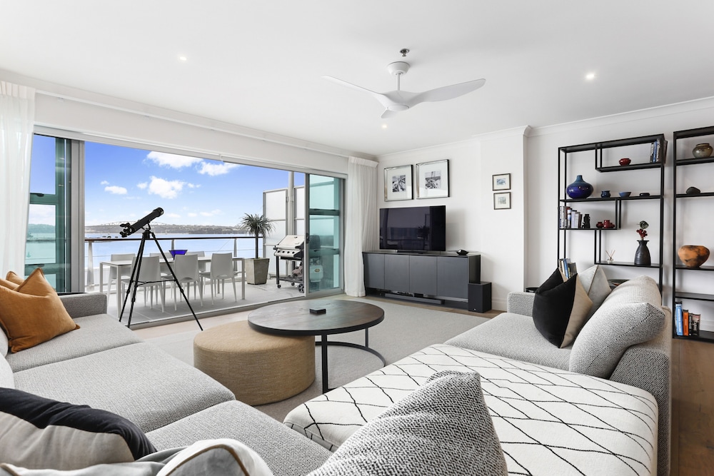 Light and spacious w incredible harbour views view 5