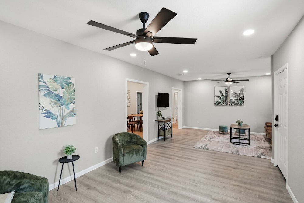 Spacious 4BR Gem Family-friendly Near Downtown