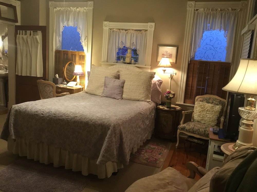Historic Iron Horse Inn