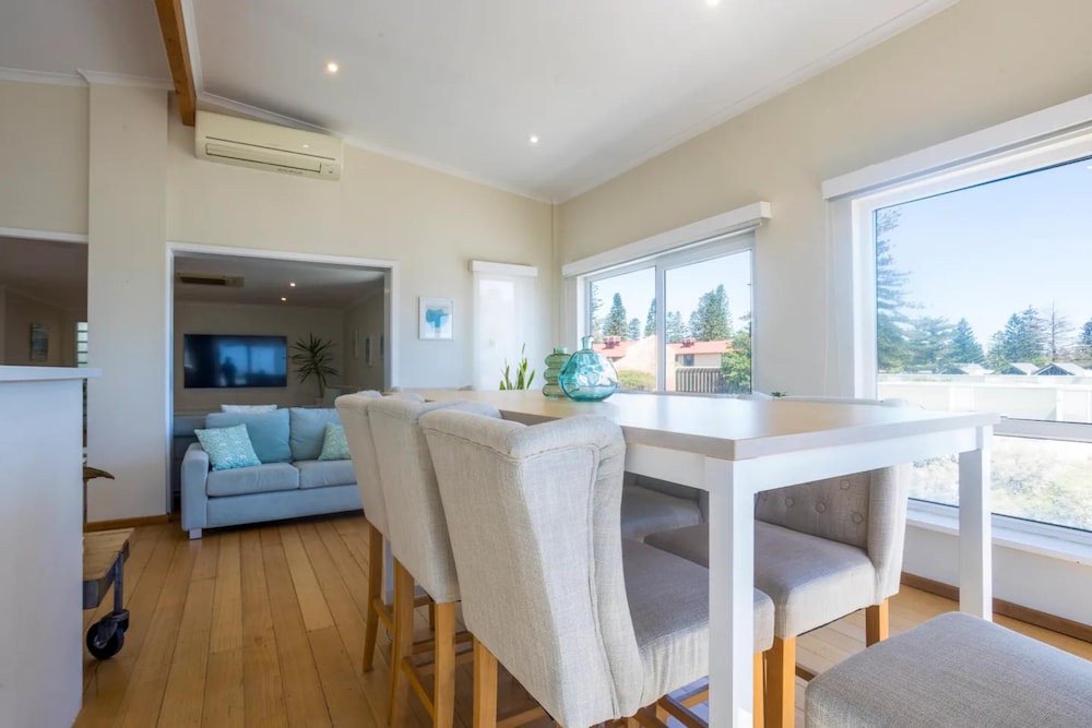 Beautiful 3BR Beachside Apt in Cottesloe!