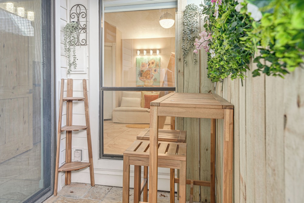 Shop & Explore: Duplex Unit 8 Mi to NRG Stadium!