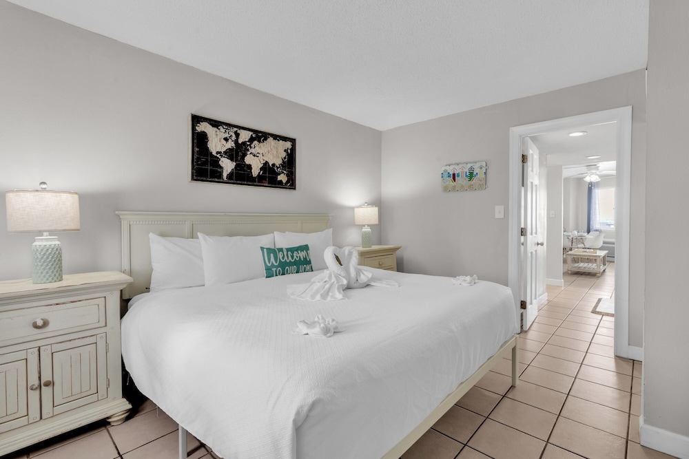 Beachfront Haven 1BR Condo with Balcony
