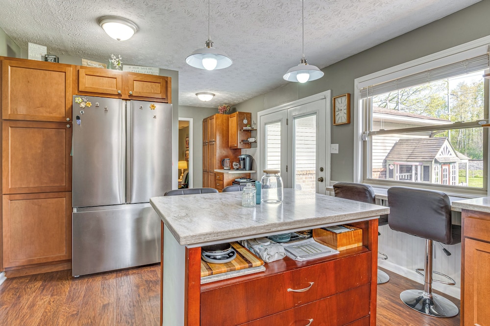12 Mi to Indianapolis Motor Speedway: Home w/ Deck