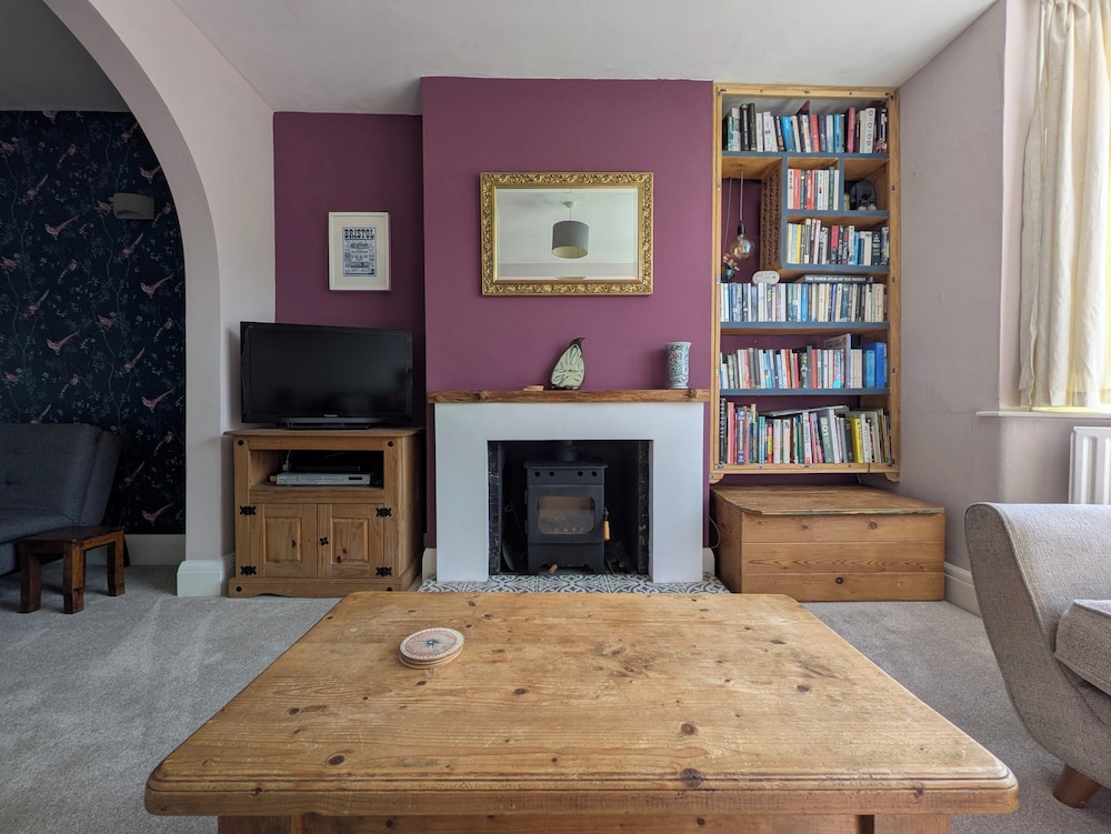Cherry View House. 3-beds - Sleeps up to 8, Garden & Parking. Short Stays of all Types Welcome