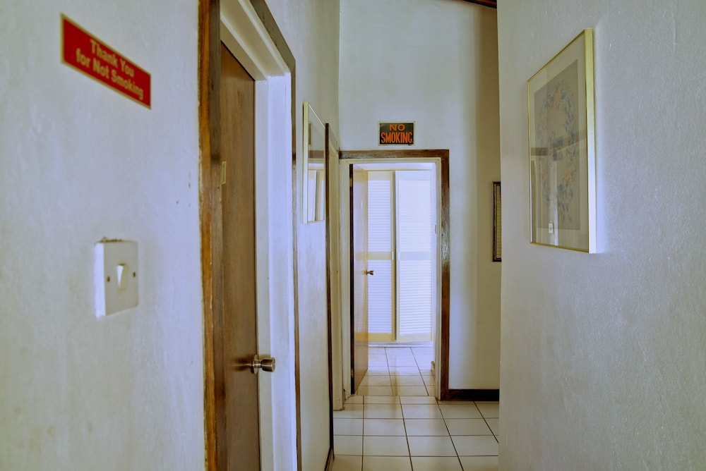 Tropical Breeze Guesthouse and Furnished Apartments
