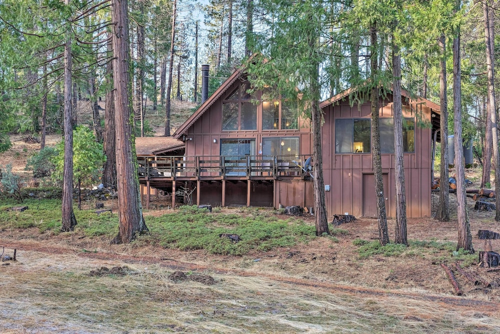 6 Mi to Yosemite National Park: Retreat w/ Deck!