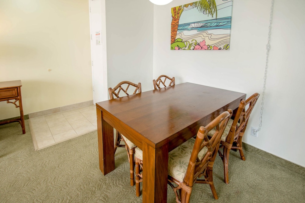 Waikiki Banyan - Ocean View Tower 1 Suite 2214 view 5