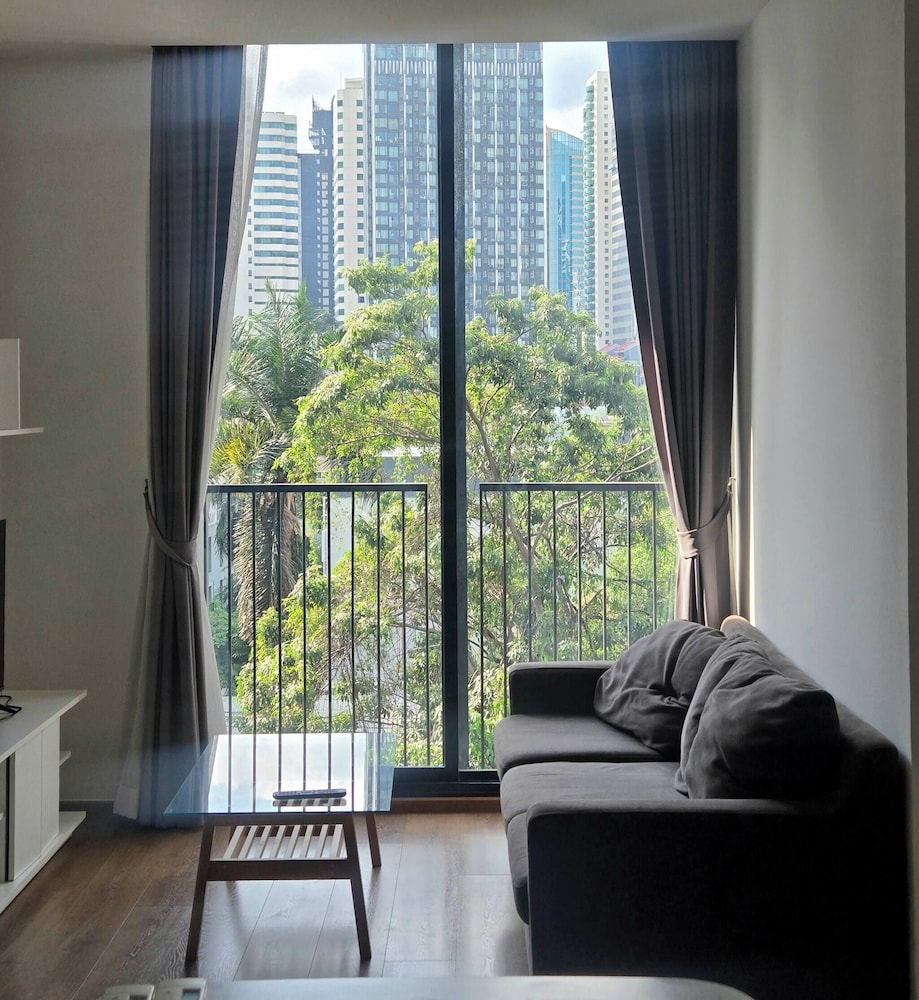 Charming 2 Bedroom Apartment in Heart of Phrom Phong