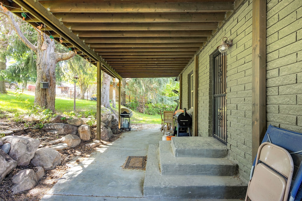 Mountain Views: Walkable Lava Hot Springs Home!