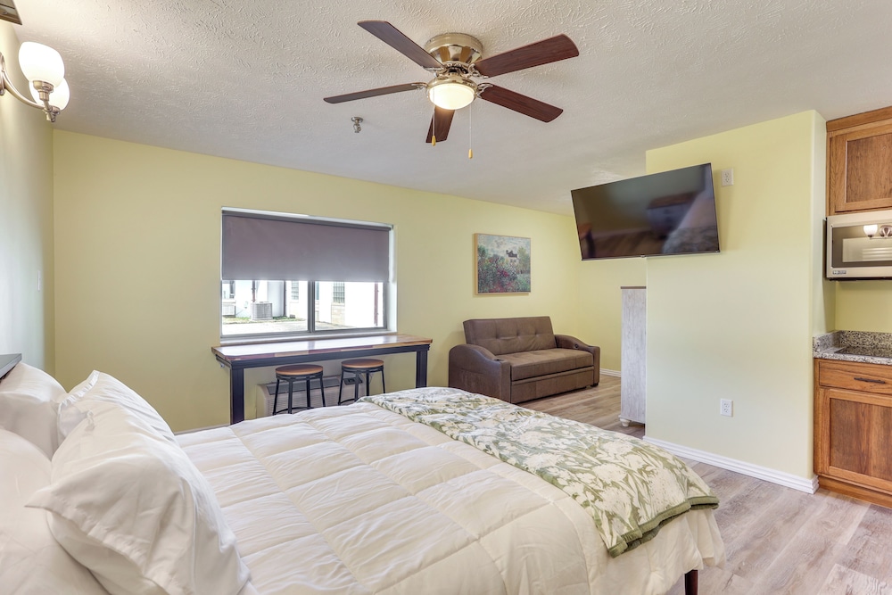 Quiet Oakland City Studio: Walk Downtown!