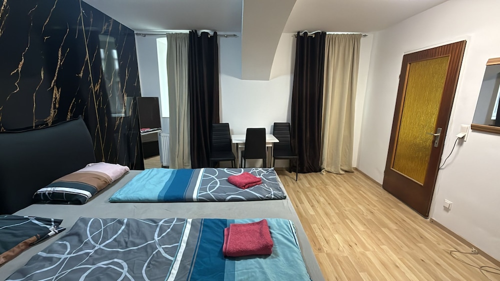 Cozy 1BR Plus LR Near Amusement Park