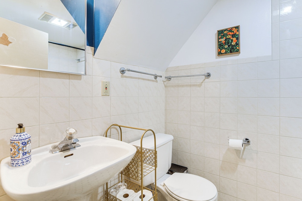 Pet-friendly Abode, 2 Mi to Dtwn Evanston!