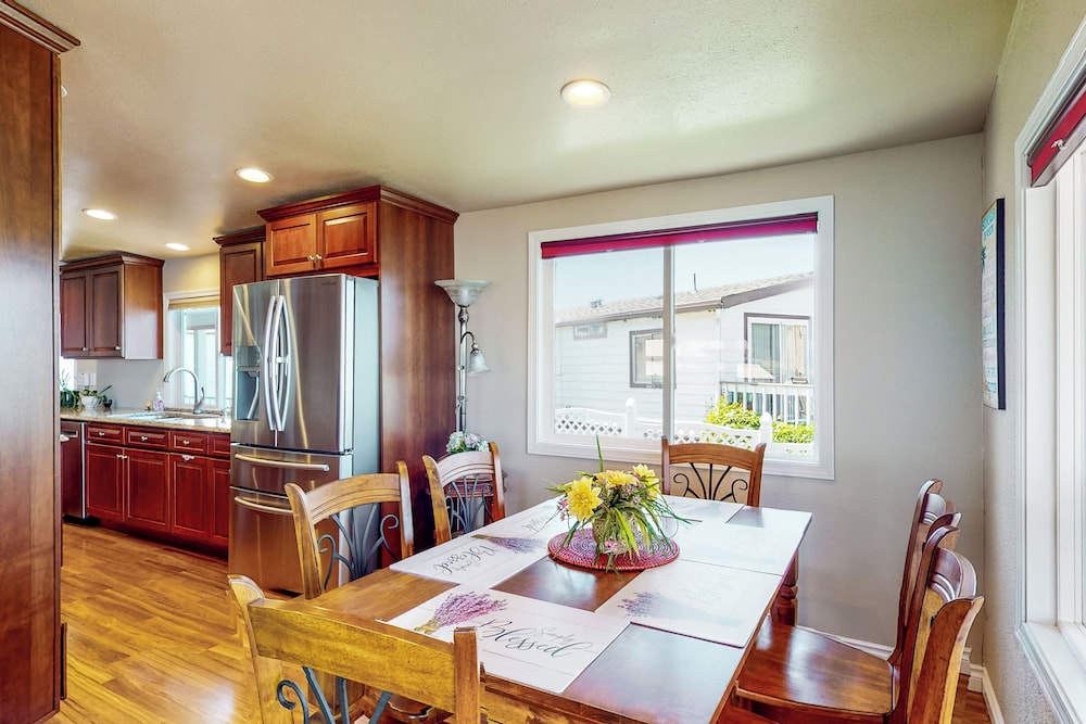 Paradise Point: Lakefront Escape w/ Views