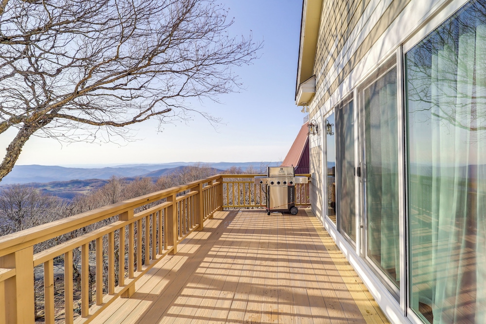 3 Mi Beech Mtn Resort: Cozy Studio w/ Deck & View!