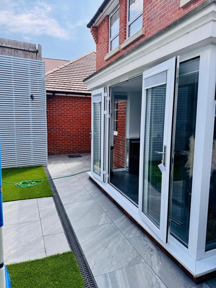 High END Spacious 4 Bed House - Free Parking