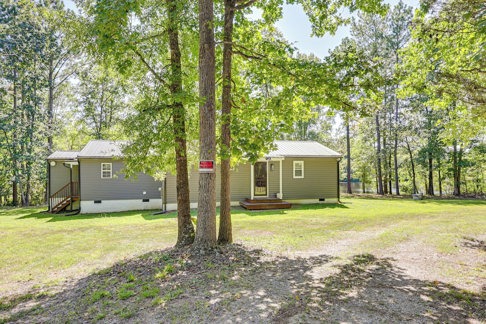 Waterfront Home w/ Deck & Yard, 4 Mi to Farmville!