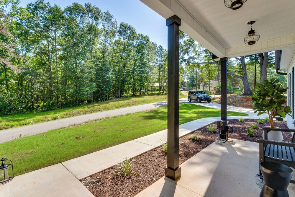 1 Mi to Lake Hartwell: Updated Retreat w/ Patio!