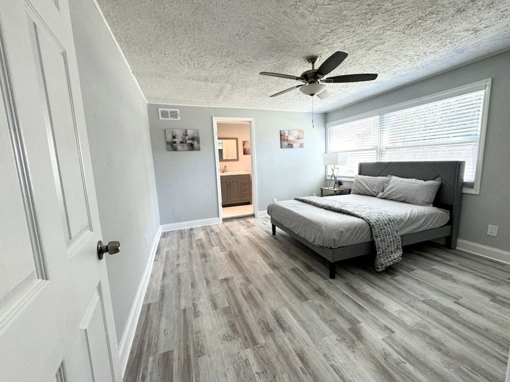 New Fresh House in Seminole Close to Beach