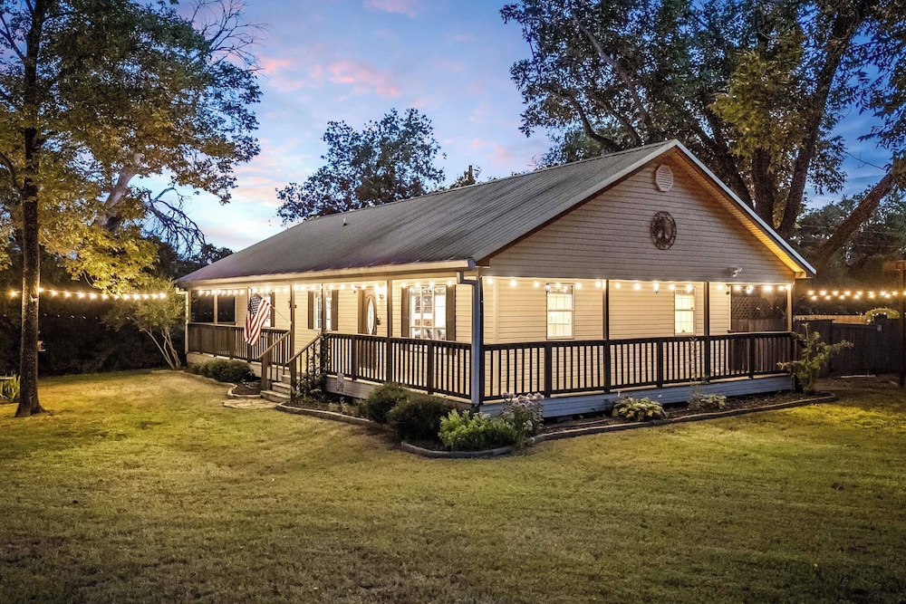 Peace, Space & Starry Nights: Ranch Home in Azle